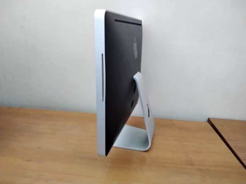 iMac 20-Inch `Core 2 Duo` 2.4Ghz - All in One Desktop Computer - ATI Radeon Graphics