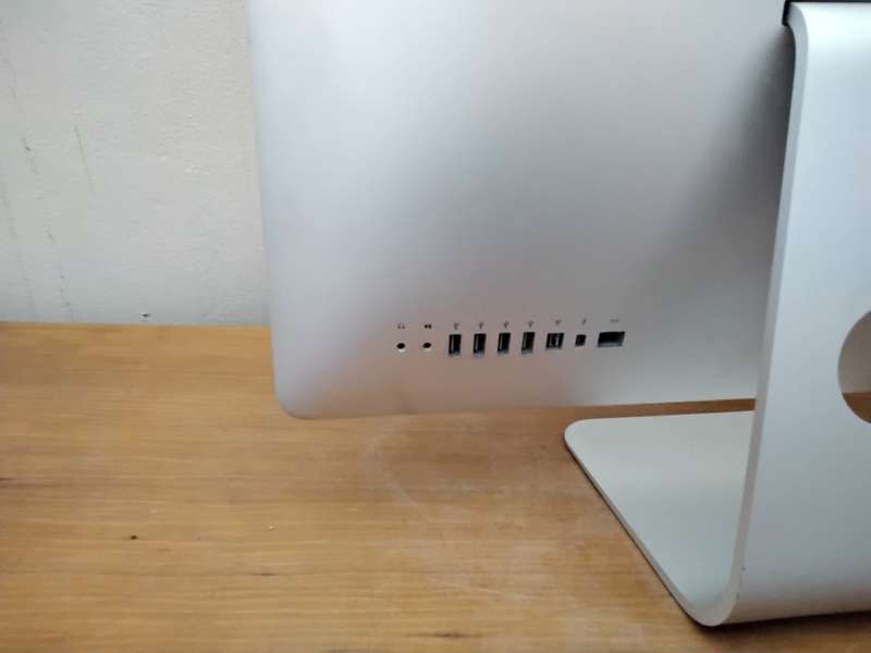 iMAC Apple | 21.5 INCH | Core i5 2.7Ghz 4GB RAM 1TB HDD AMD Radeon HD Graphics ONLY R 30/R60 COURIER