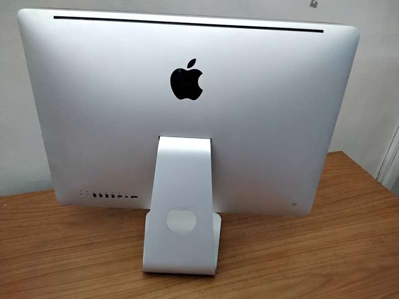 Apple Imac | 21.5 Inch | Core I5 2.5ghz 8gb Ram 500gb Hdd * Amd Radeon HD Graphics