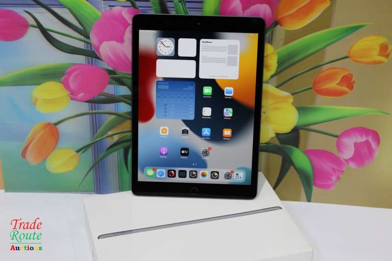 BOXED - APPLE iPad 10.2-inch (8th Gen) Wi-Fi 32GB- A2270 - Space Grey - MYL92HC/A