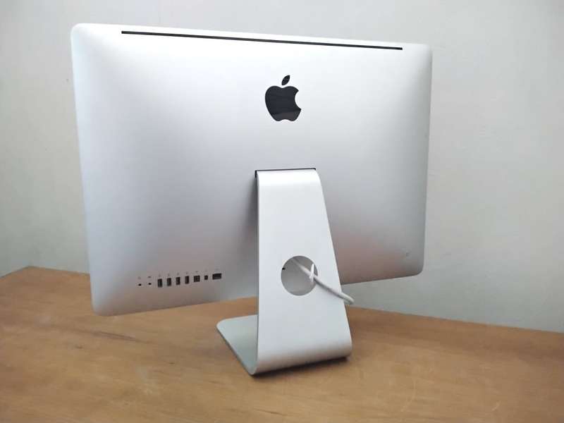 Apple iMAC | 21.5 INCH * ALL IN ONE DESKTOP COMPUTER * AMD Radeon HD
