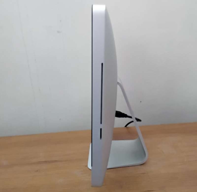Apple iMAC | 21.5 INCH | Core i3 3.2Ghz | 4GB RAM | 1TB HDD - ATI Radeon HD Graphics - All in One