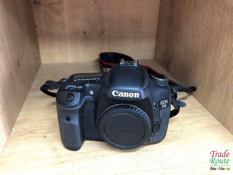 Canon 7D 18MP PROFESSIONAL Digital SLR Camera (BODY) - 18 Megapixels