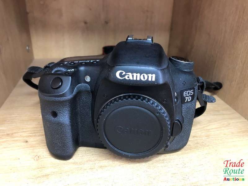 Canon 7D 18MP PROFESSIONAL Digital SLR Camera (BODY) - 18 Megapixels