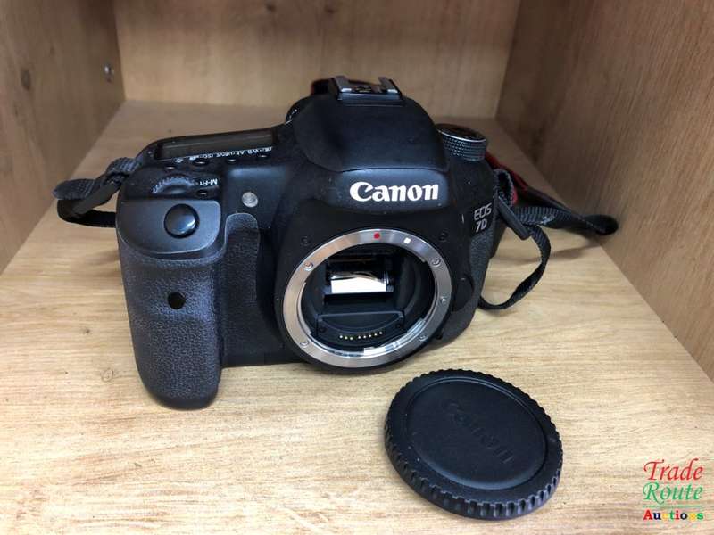 Canon 7D 18MP PROFESSIONAL Digital SLR Camera (BODY) - 18 Megapixels