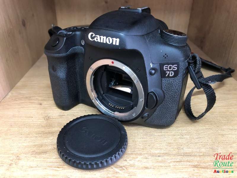 Canon 7D 18MP PROFESSIONAL Digital SLR Camera (BODY) - 18 Megapixels