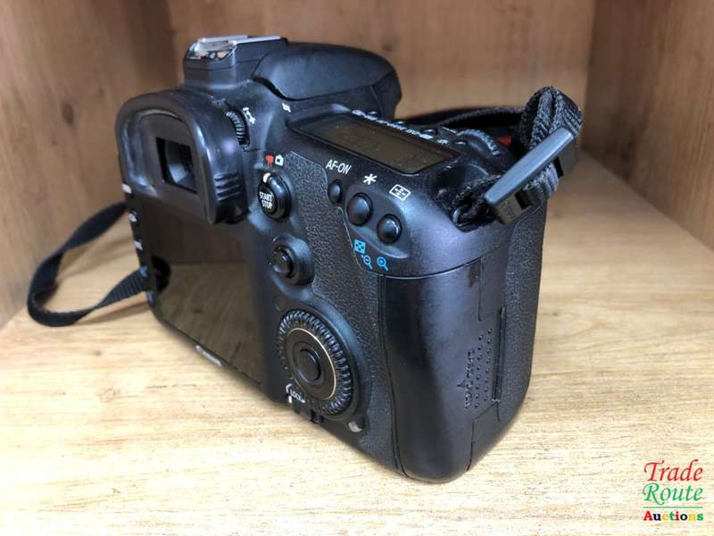 Canon 7D 18MP PROFESSIONAL Digital SLR Camera (BODY) - 18 Megapixels