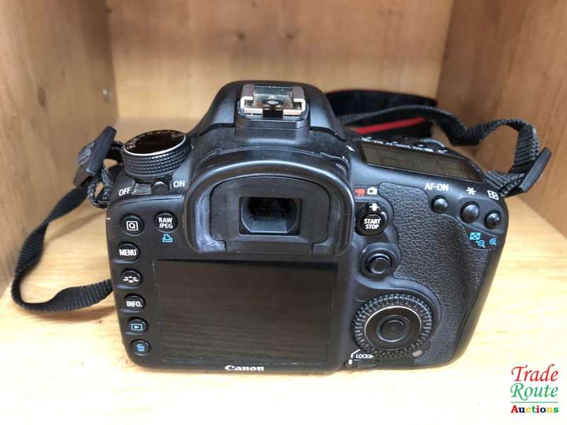Canon 7D 18MP PROFESSIONAL Digital SLR Camera (BODY) - 18 Megapixels