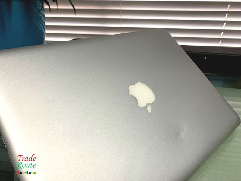 MacBook Pro 13.3-inch | Core i5 2.4GHz | 4GB RAM | 240GB SSD - Apple Laptop