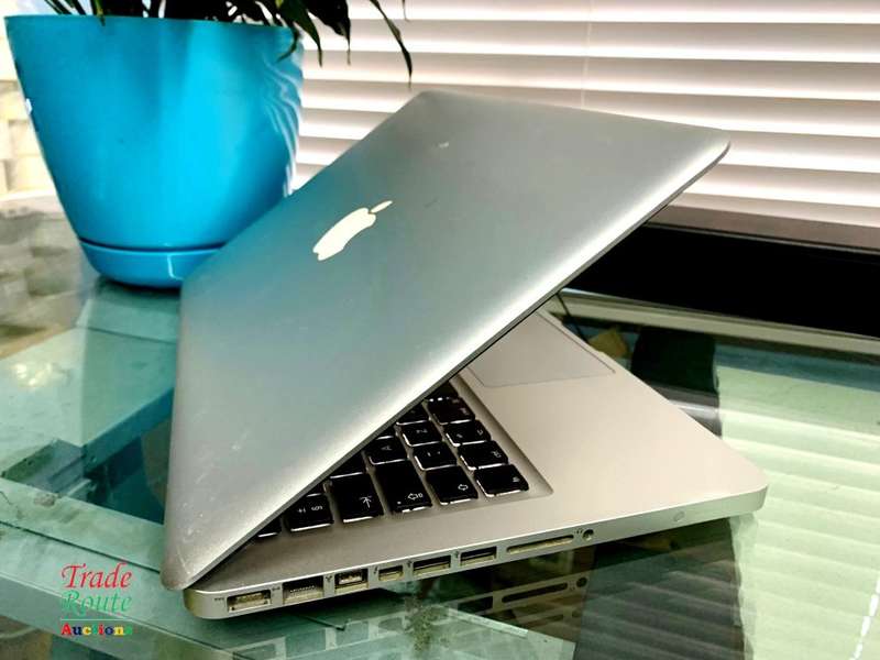 MacBook Pro 13.3-inch | Core i5 2.4GHz | 4GB RAM | 240GB SSD - Apple Laptop