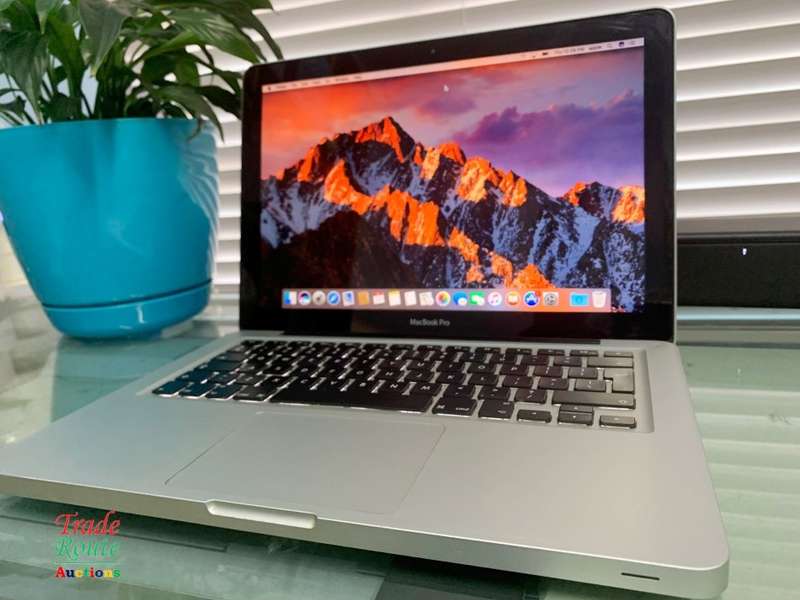 MacBook Pro 13.3-inch | Core i5 2.4GHz | 4GB RAM | 240GB SSD - Apple Laptop