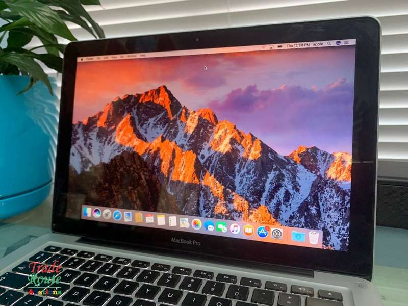 MacBook Pro 13.3-inch | Core i5 2.4GHz | 4GB RAM | 240GB SSD - Apple Laptop