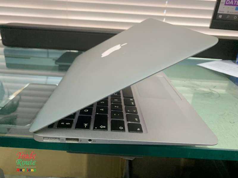 MacBook Air 11.6-inch | Core i5 1.6GHz | 4GB RAM | 128GB SSD FLASH Early 2015