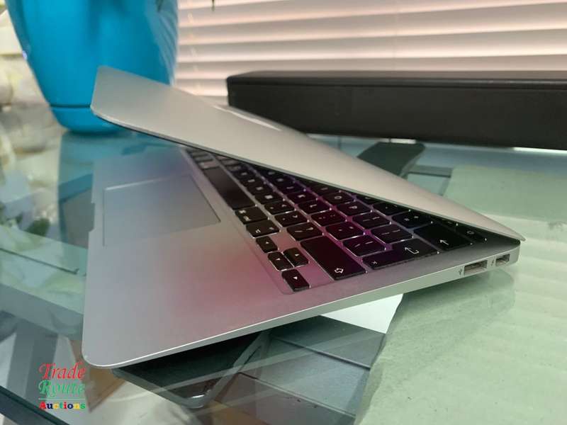 MacBook Air 11.6-inch | Core i5 1.6GHz | 4GB RAM | 128GB SSD FLASH Early 2015