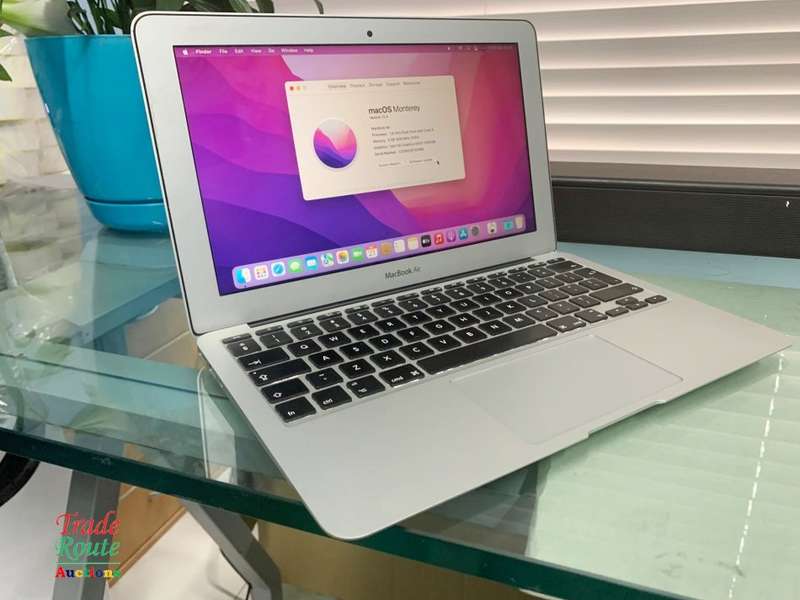 MacBook Air 11.6-inch | Core i5 1.6GHz | 4GB RAM | 128GB SSD FLASH Early 2015