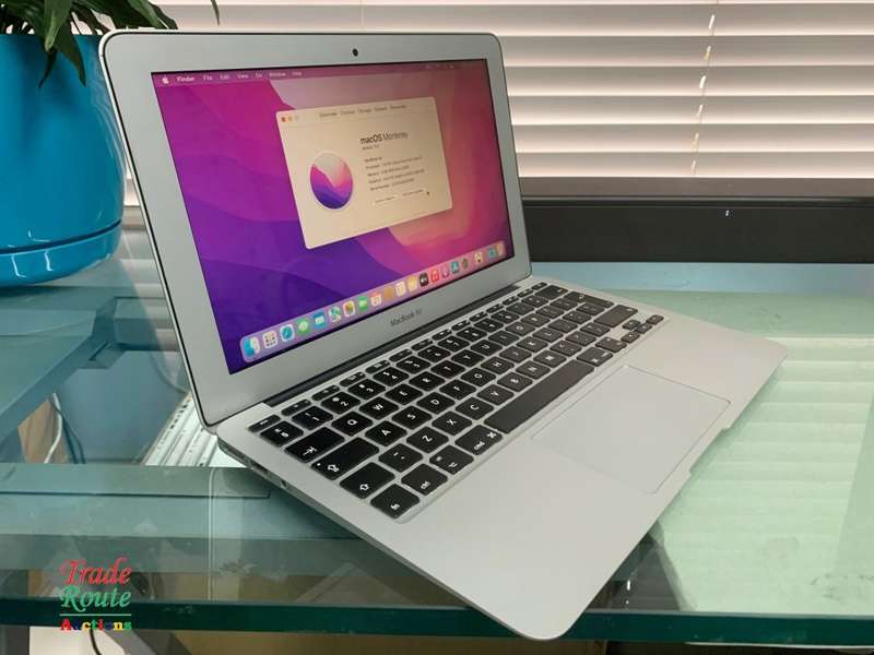 MacBook Air 11.6-inch | Core i5 1.6GHz | 4GB RAM | 128GB SSD FLASH Early 2015