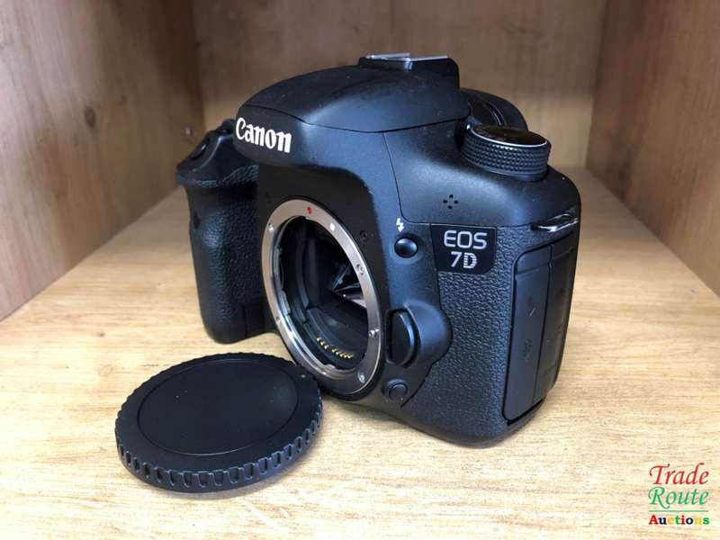 Canon EOS 7D 18MP PROFESSIONAL Digital SLR Camera (BODY) - 18 Megapixels