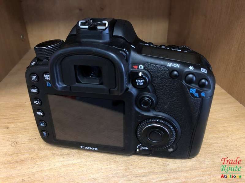 Canon EOS 7D 18MP PROFESSIONAL Digital SLR Camera (BODY) - 18 Megapixels