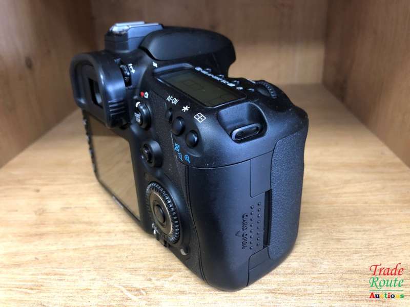 Canon EOS 7D 18MP PROFESSIONAL Digital SLR Camera (BODY) - 18 Megapixels