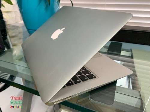 MacBook Air 13.3-inch | Core i5 1.4GHz | 4GB RAM | 256GB SSD DRIVE **  EARLY 2014***