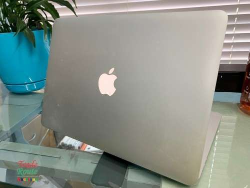 MacBook Air 13.3-inch | Core i5 1.4GHz | 4GB RAM | 256GB SSD DRIVE **  EARLY 2014***