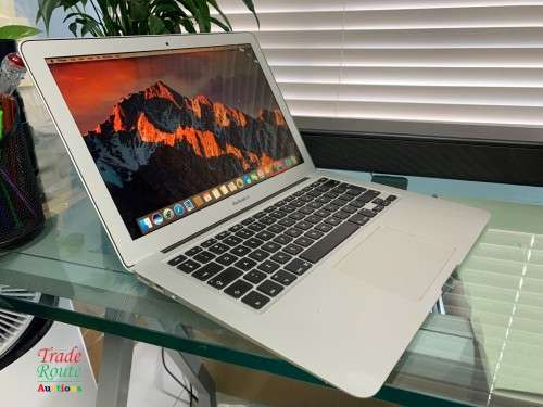 MacBook Air 13.3-inch | Core i5 1.4GHz | 4GB RAM | 256GB SSD DRIVE **  EARLY 2014***