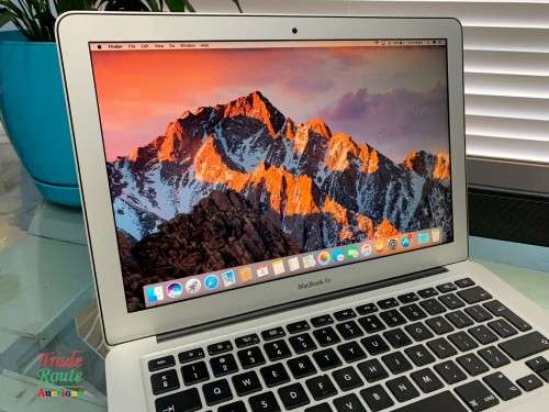 MacBook Air 13.3-inch | Core i5 1.4GHz | 4GB RAM | 256GB SSD DRIVE **  EARLY 2014***