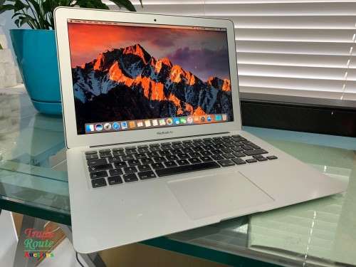 MacBook Air 13.3-inch | Core i5 1.4GHz | 4GB RAM | 256GB SSD DRIVE **  EARLY 2014***