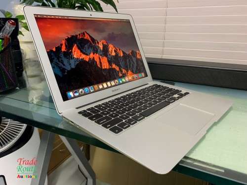 MacBook Air 13.3-inch | Core i5 1.8GHz | 4GB RAM | 128GB SSD DRIVE