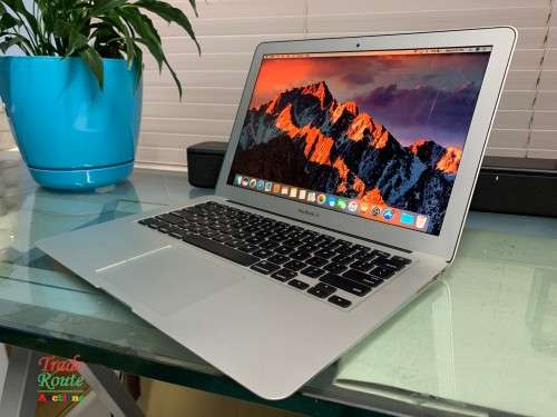 MacBook Air 13.3-inch | Core i5 1.8GHz | 4GB RAM | 128GB SSD DRIVE