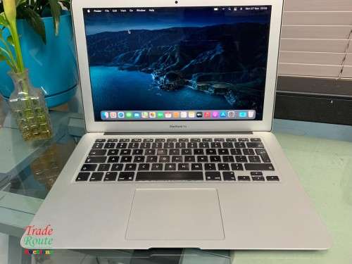 MacBook Air 13.3-inch | Core i5 1.4GHz | 4GB RAM | 256GB SSD DRIVE **  EARLY 2014***