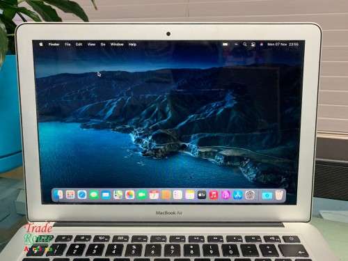 MacBook Air 13.3-inch | Core i5 1.4GHz | 4GB RAM | 256GB SSD DRIVE **  EARLY 2014***