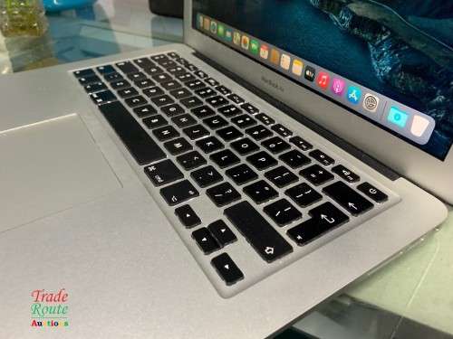MacBook Air 13.3-inch | Core i5 1.4GHz | 4GB RAM | 256GB SSD DRIVE **  EARLY 2014***
