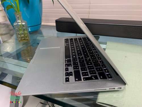 MacBook Air 13.3-inch | Core i5 1.4GHz | 4GB RAM | 256GB SSD DRIVE **  EARLY 2014***