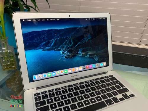 MacBook Air 13.3-inch | Core i5 1.4GHz | 4GB RAM | 256GB SSD DRIVE **  EARLY 2014***