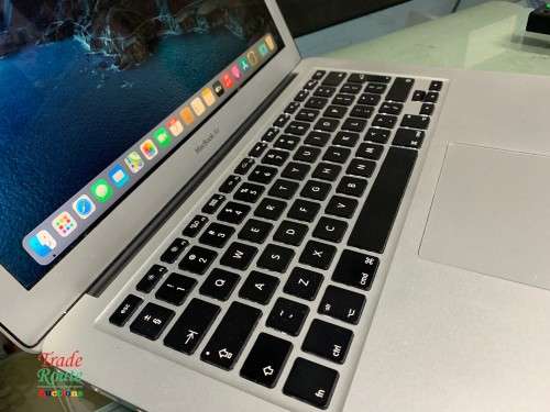 MacBook Air 13.3-inch | Core i5 1.4GHz | 4GB RAM | 256GB SSD DRIVE **  EARLY 2014***