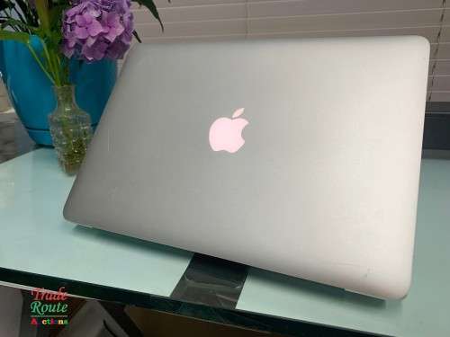 Apple MacBook Pro 13.3-inch  | Core i5 2.4GHz | 8GB RAM | 256GB SSD  ** RETINA DISPLAY * LATE 2013