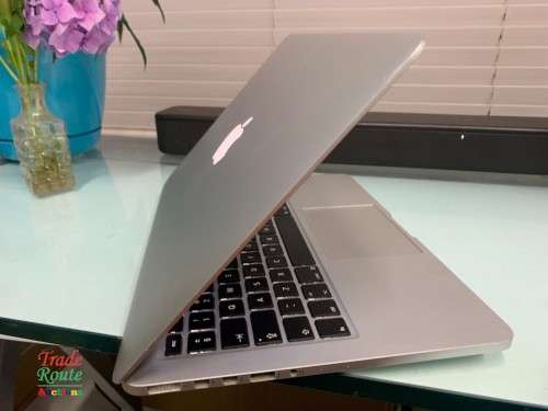Apple MacBook Pro 13.3-inch  | Core i5 2.4GHz | 8GB RAM | 256GB SSD  ** RETINA DISPLAY * LATE 2013