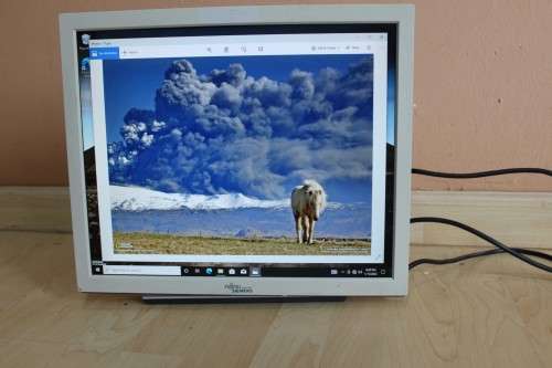 Fujitsu Siemens Computers LCD Color Monitor - D-80807