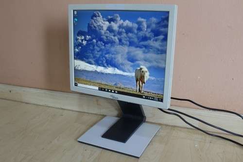 Fujitsu Siemens Computers LCD Color Monitor - D-80807