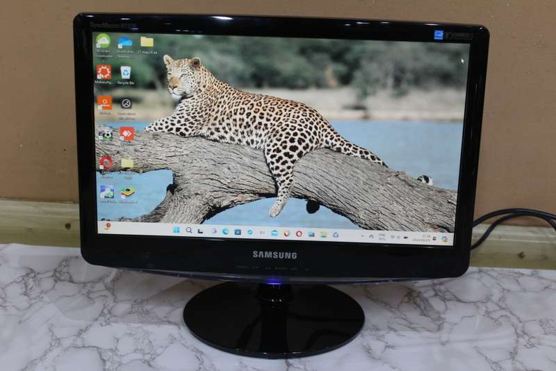 Samsung B1930N 18.5` Widescreen LCD Monitor (High Gloss Black)