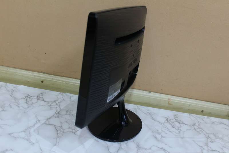 Samsung B1930N 18.5` Widescreen LCD Monitor (High Gloss Black)