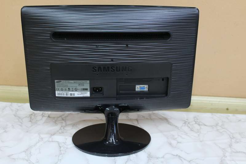 Samsung B1930N 18.5` Widescreen LCD Monitor (High Gloss Black)