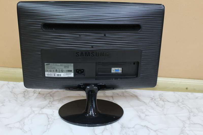 Samsung B1930N 18.5` Widescreen LCD Monitor (High Gloss Black)