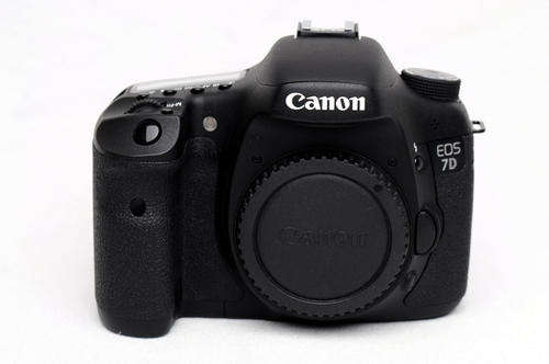 18 Megapixels Canon EOS 7D 18MP PROFESSIONAL Digital SLR Camera (BODY)