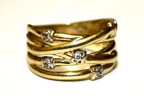 9CT YELLOW SOLID GOLD TWISTED RING + DIAMONDS - 4g