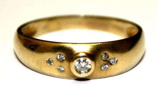 9CT YELLOW SOLID GOLD RING + DIAMONDS - 2.4g