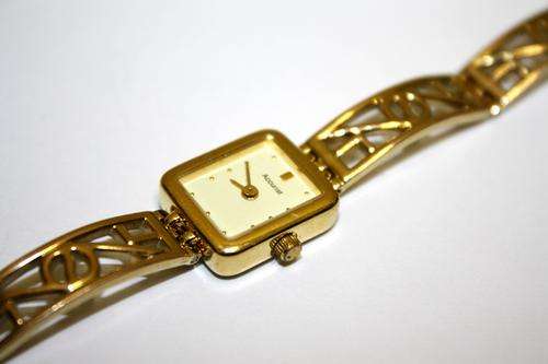 LADIES ACCURIST WATCH @ R 1
