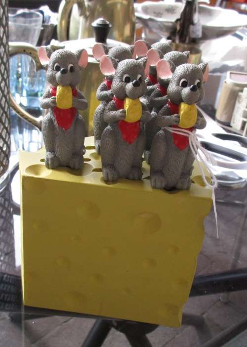 SET 6 CHEESE MOUSE  KNIVES IN CHEESE BLOCK