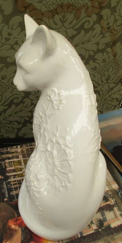 WHITE CERAMIC CAT AS A MONEY BOX